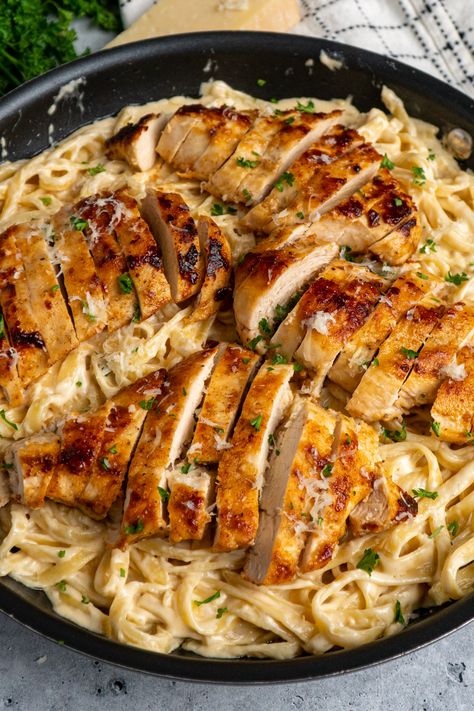 Chicken Alfredo Instant Pot, Chicken Alfredo Sauce Recipe, Pasta Alfredo Receta, Easy Chicken Fettuccine, Easy Chicken Fettuccine Alfredo, Balsamic Chicken Pasta, Blackened Chicken Alfredo, Chicken Alfredo Sauce, Simple Chicken Alfredo Recipe