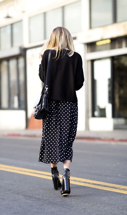 A very cute outfit, but just a little too much black for me. Polka Dot Skirt Outfit, Hipster Outfits Spring, Dot Skirt Outfit, Style Parisian Chic, Polka Dots Outfit, Trendy Skirts, Dot Skirt, Skirt Outfit, Parisian Chic