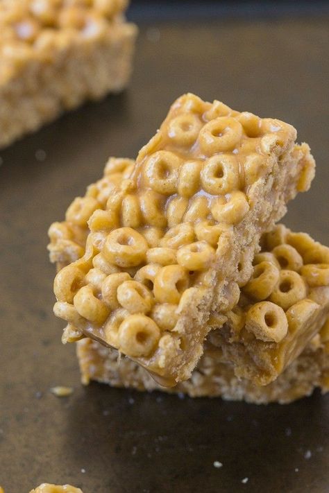 Healthy No Bake 3 Ingredient Cereal Bars- Ready in just FIVE minutes, these no bake snack bars have NO butter, oil, sugar or marshmallows and are SO delicious! {vegan, gluten free, dairy free recipe}- thebigmansworld.com Cereal Bars Homemade, Cheerios Recipes, Violet Recipes, Peanut Butter Cheerio Bars, Cereal Bars Recipes, Weight Watcher Desserts, Homemade Cereal, Healthy Sweet Snacks, Healthy Cereal