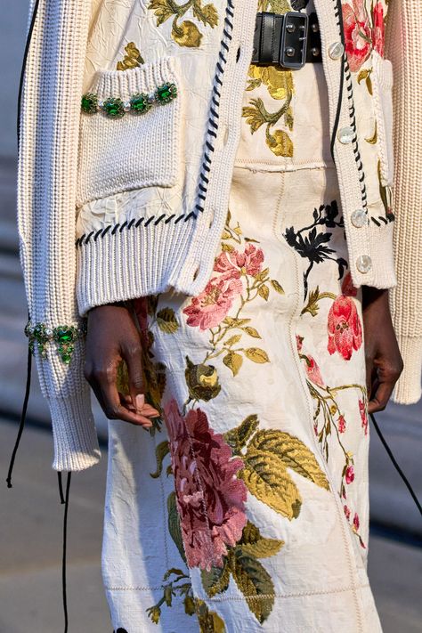 Erdem Spring 2024, Embroidery Trends 2024, Erdem 2024, Interesting Outfits, Clothing Details, Runway Looks, Street Style Chic, Embroidery Fashion, Vogue Runway