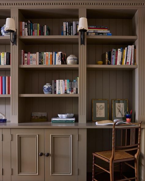 Working from home nook. We love this detail from the built in living room cabinet we designed for our Surrey New Build. We chose @farrowandball Mouse’s Back to create an earthy backdrop which works beautifully on cabinetry. Interior Design @uns.hobbs_interiors Photography @boz_gagovski Joinery made by @militaocarpentry #unshobbsinteriors #interiordesign #interiordesigner #livingroomdecor #livingroom #cabinetry #browninterior #drawingroom Library Cabinets Built Ins, Brown Painted Built Ins, Built In Shelves With Desk Living Room, Library With Cabinets, L Shaped Built In, Built In Shelves Color Ideas, Cottage Study, Built In Shelves Nook, Painted Built In Shelves