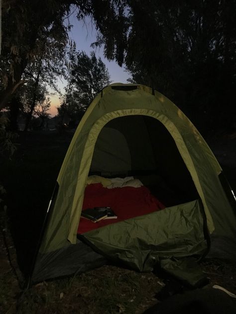 #camping #aesthetic #nature #night #friends #summer #summervibes Creepy Camping Aesthetic, Camping At Night Aesthetic, Scary Camp Aesthetic, Dark Camping Aesthetic, Nature Date Ideas, Night Camping Aesthetic, Camping Aesthetic Night, Camping In Winter, Tent Camping Aesthetic