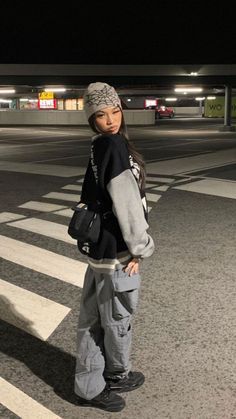 Beanie Outfit Women Street Styles, Grey Beanie Outfit Winter Style, Outfits With Gray Beanies, Beanie Gym Outfit, Grey Beanie Outfit Aesthetic, Beanie Streetwear Outfit, Black Beanie Outfit Aesthetic, Bennies Hats Outfits, Gray Beanie Outfit