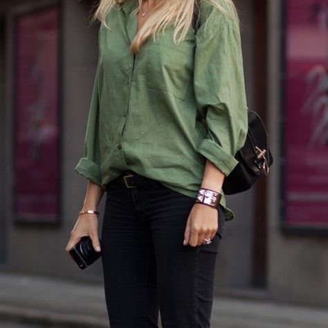 The perfect casual ‘fit for all: linen-blend button down with black skinnies and one or two bangles. Can’t fail! Linen Shirt Outfit, Green Linen Shirt, Linen Blouse, Tomboy Fashion, Green Shirt, Fashion Street, Linen Shirt, Passion For Fashion, Autumn Winter Fashion