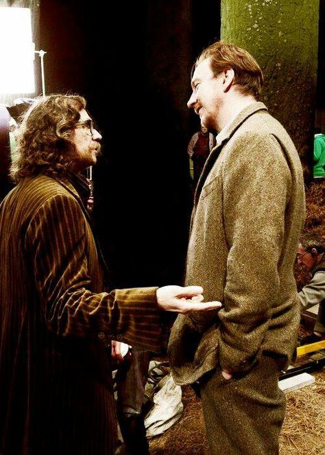 Sirius Black and Remus Lupin. The 2 most magnificent men in the entire series. Harry Potter Funny Pictures, Remus And Sirius, Arte Doodle, Buku Harry Potter, Images Harry Potter, Harry Potter Actors, Harry Potter Pictures, Gary Oldman, Harry Potter Film