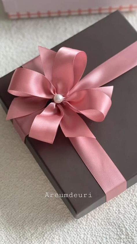 Pretty Gift Wrapping Ideas, Diy Bouquet Wrap, Bridal Gift Wrapping Ideas, Gift Wrapping Techniques, Creative Gift Wraps, Ribbon Crafts Diy, Gift Wrapping Ideas, Gift Wrapping Inspiration, Diy Birthday Gifts For Friends