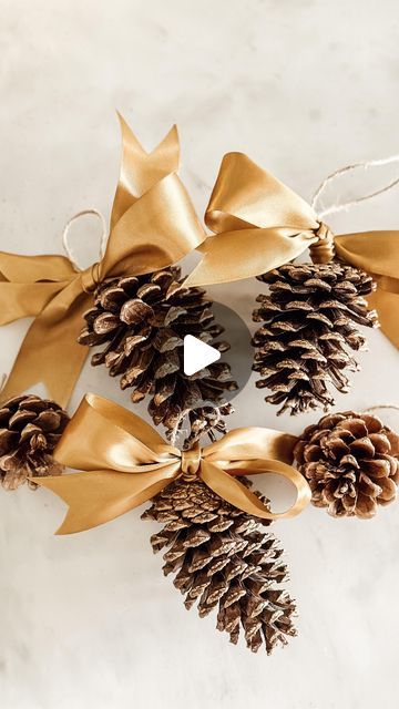 Diy Pinecone Garland, Gold Garland, Pinecone Ornaments Diy, Diy Pinecone Ornaments, Pinecone Garland, Painted Pinecones, Diy Pinecone, Pinecone Ornaments, Gold Diy