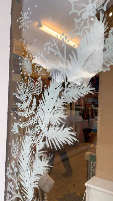 White Christmas Window Decor, Christmas Window Paper Decorations, Snow Painted Windows, White Window Painting, Christmas Window Painting Hand Drawn, Winter Window Painting, Christmas Window Painting Ideas, Window Snow Spray, Christmas Window Stencils