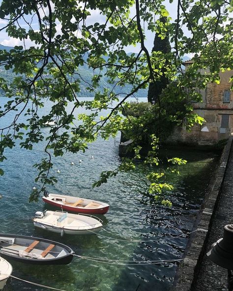 europe <333 Voyage Europe, Europe Summer, Italian Summer, Small Boats, Northern Italy, Summer Dream, Pretty Places, Travel Inspo, Travel Aesthetic