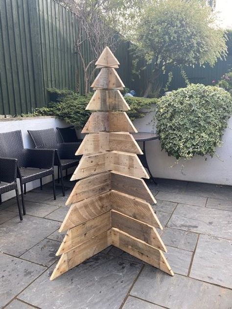 Pallet Wood Xmas Trees, Wooden Pallet Trees Christmas, Pallet Outdoor Christmas Decor, Christmas Trees Made Out Of Pallets, Light Up Deer Christmas Outside, Pallet Christmas Trees Diy, Wood Christmas Tree Outdoor, Christmas Wood Pallet Projects, Pallet Wood Christmas Trees