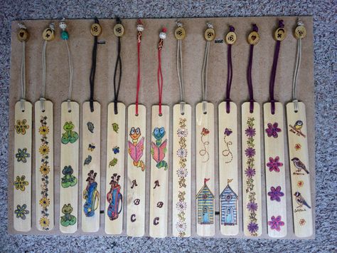 Book Markers made from old Venetian Blinds. Curtain Upcycle, Linen Blind, Quilt Design Wall, Vinyl Mini Blinds, Metal Blinds, Vinyl Blinds, Teaching Crafts, Bamboo Decor, Diy Blinds