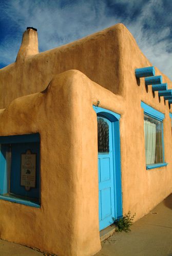 Adobe style house in Taos, New Mexico,  Adobe House by sarka-trager on Flickr, via Jim Morrison Modern Adobe House Exterior, Adobe House Exterior, Modern Adobe House, Adobe House Plans, Modern Adobe, Casa Hobbit, New Mexico Style, Adobe Home, Blue Doors