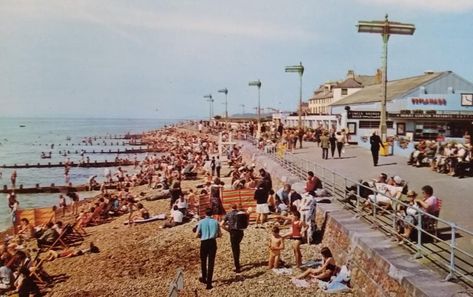 An Old Photo Of The Beach In Bognor Regis West Sussex England Newborough Beach, Woolacombe Beach, Scarborough Beach, Bognor Regis, Norfolk Broads Boats, Holiday Day, Old Postcards, Fun Prints, Backpacking