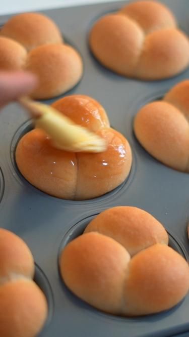 Clover Leaf Rolls Recipe, Clover Rolls Recipe, Old Fashioned Yeast Rolls Recipe, Clover Leaf Rolls, Cloverleaf Rolls Recipe, Honey Yeast Rolls, Soft Rolls Recipe, Yeast Dinner Rolls Recipe, Cloverleaf Rolls