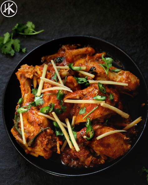 Chicken Karahi is a famous Pakistani street food. Our Keto version delivers a bag of flavours that will leave you licking your fingers. This Keto curry is spicy and rich and goes get with some cauliflower rice or a Keto naan. Chicken Karahi Photography, Chicken Karahi Recipe Pakistani, Malai Chicken, Pakistan Food, Karahi Recipe, Creamy Chicken Recipes, Pakistani Dishes, Chicken Karahi, Chicken Recipes Boneless