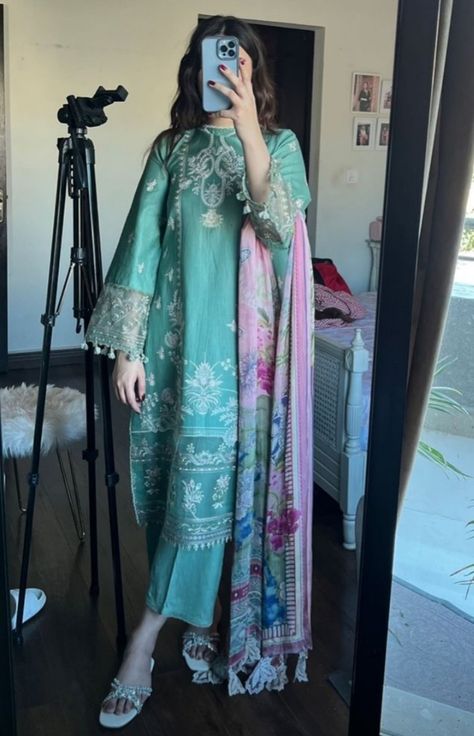 Suit Designs Pakistani, Pakistani Suits Party Wear, Party Wear Pakistani, Walima Dresses, Suits Party Wear, Designer Dresses Elegant, Cochlear Implants, Simple Dress Casual, Shadi Dresses