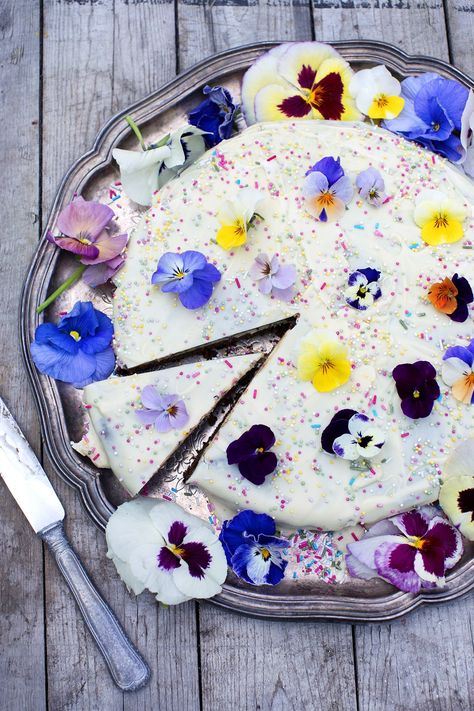 10 things all pansy lovers need to embrace Chic Cake, Country Living Uk, Edible Flowers Recipes, Country Living Fair, Pansy Flowers, Foraged Food, Flower Cottage, Malted Milk, Flower Food