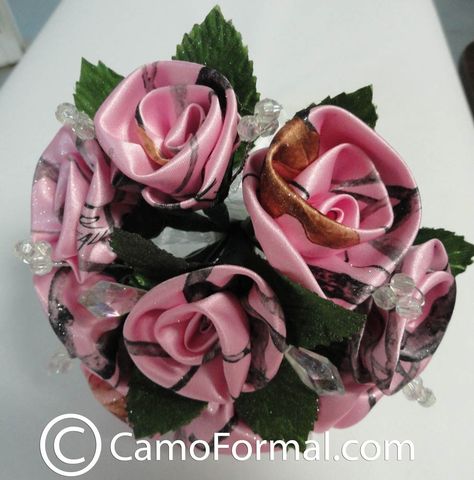 Pink camo so cute!!! Camo Wedding Ideas, Camo Flowers, Pink Camo Wedding, Camo Decor, Camo Wedding Dresses, Camouflage Wedding, Camo Wedding, Wedding Country, Camp Wedding