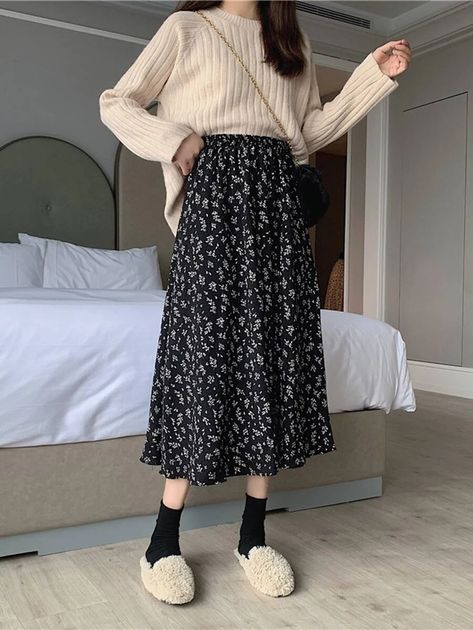 Long Skirts Summer, Old Money Chic, Long Skirt Winter, Korean Skirt, Skirt Streetwear, Long Skirt Summer, Floral Print Midi Skirt, Youthful Style, Umbrella Skirt