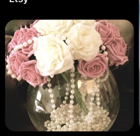 Vase With Pearls And Flowers, Pastel And Pearls Theme, Pearl Floral Centerpiece, Pink And Pearl Centerpieces, Pearl And Flower Centerpieces, Fish Bowl Diy Decor, Rose Gold And Pearls Decorations, Pearl Flower Arrangements, Pink And Pearls Birthday Party