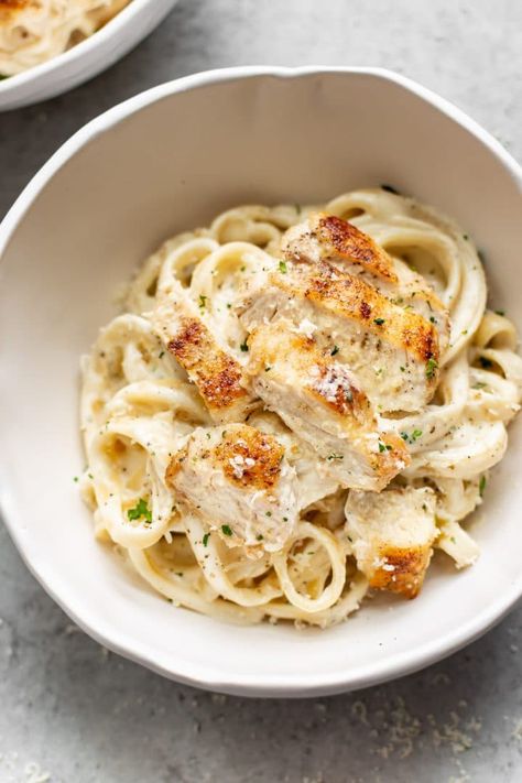 This Chicken Fettuccine Alfredo pasta recipe is better than the Olive Garden's! It's loaded with garlic, heavy cream, cream cheese (the secret ingredient), parmesan, butter, and it's incredibly delicious! It's sure to become a family dinner favorite. Pasta Alfredo Receta, Easy Chicken Fettuccine, Olive Garden Chicken Alfredo Recipe, Pasta Alfredo Con Pollo, Chicken Fettuccine Alfredo Recipe, Easy Chicken Fettuccine Alfredo, Creamy Garlic Chicken Pasta, Chicken Alfredo Fettuccine Recipe, Fettuccine Alfredo Recipe