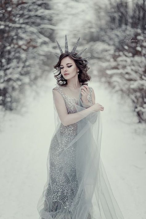 Ice Queen Photoshoot, Queen Photoshoot Ideas, Snow Portraits, Queen Photoshoot, Fairytale Outfits, Snow Magic, Winter Goddess, Fantasy Photoshoot, Fairytale Photoshoot