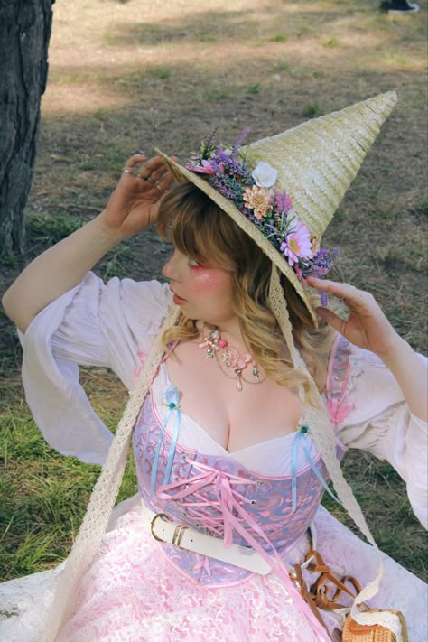 Ren Faire Witch Hats, Purple Fairy Ren Faire, Girly Dnd Character, Rennisance Faire Costumes Witch, Pink Renfaire Outfit, Rapunzel Ren Faire, Pastel Witch Aesthetic Outfit, Flower Witch Costume, Pastel Witch Costume