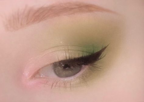 Green eyeshadow, green and pink eyeshadow, green makeup, pink inner corner, eyeliner, green eyes, shimmering makeup Pretty Spring Makeup, Simple Fairy Eye Makeup, Pink And Green Concert Outfit, Pale Green Eyeshadow, Fairy Simple Makeup, Green Earthy Makeup Looks, Simple Sage Green Eye Makeup, Soft Green Eyeshadow Looks, Fairy Core Makeup Green