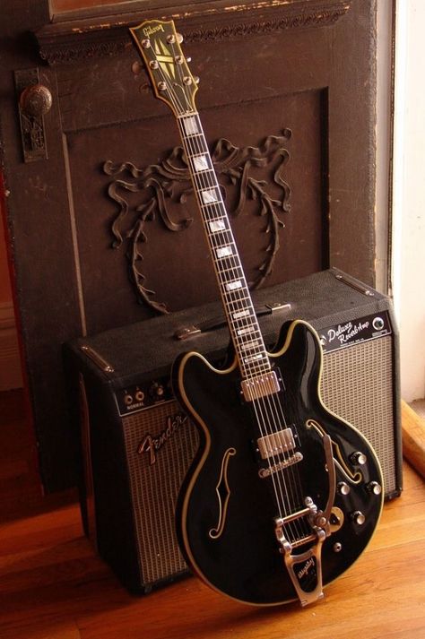 Gibson guitar with semi-hollow body, maybe an ES-335? Reminds me of a Gretsch, I wonder how it sounds... Guitar And Amp, Epiphone Guitars, Guitar Obsession, Gibson Guitar, Cool Electric Guitars, Guitar Collection, Musica Rock, Gibson Guitars, Classic Guitar