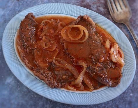 Steaks in tomato sauce Easy Chicken And Rice, Gluten Free Potatoes, Cube Steak, How To Peel Tomatoes, Creamy Tomato Sauce, Tomato Sauce Recipe, Cheese Casserole, Boiled Potatoes, Tomato Recipes