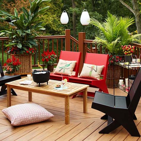 Relaxing Outdoor Living Spaces-46-1 Kindesign Deck Upgrade, Budget Landscaping, Backyard Getaway, Terrace Furniture, Deck Decor, Black Chairs, Cozy Outdoor, Wicker Decor, Outdoor Decorating