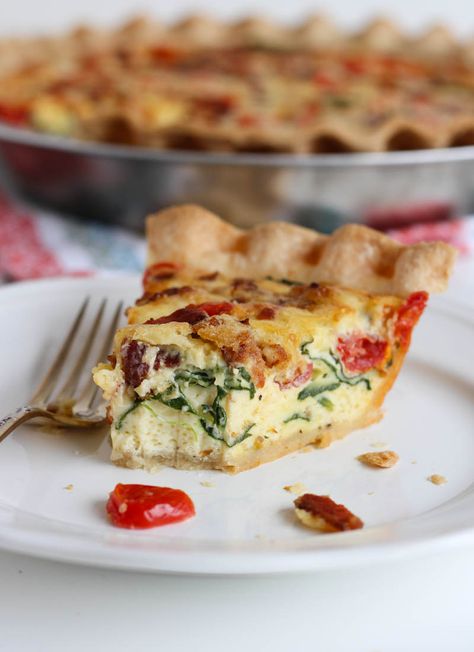 BLT Quiche - tastes just like a BLT sandwich, but with eggs & cheese, of course. It's soooo good! Baker Mama, Blt Sandwich, Easter Brunch Food, Easy Eat, Christmas Breakfast, Quiche Recipes, Breakfast Bake, Easter Brunch, Breakfast Brunch Recipes