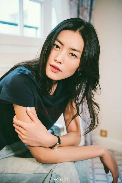 Liu Wen, City Woman, Pretty Makeup, Beauty Inspiration, True Beauty, Black Women Hairstyles, Woman Face, Asian Beauty, Selfies