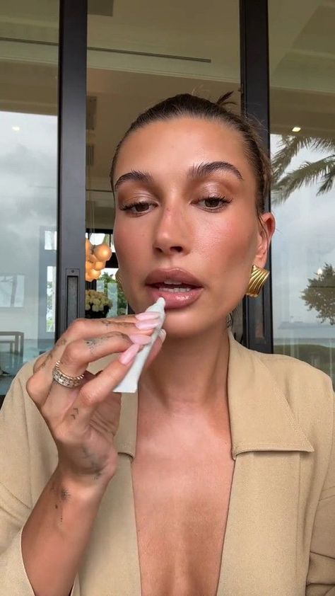 Hailey Bieber Glowy Makeup, Hailey Bieber Natural Nails, Hailey Beiber Make Up Looks, Hailey Bieber Glam, Hailey Bieber Makeup Looks, Fall Makeup 2023, Hailey Makeup, Hailey Bieber Makeup, Hayley Bieber