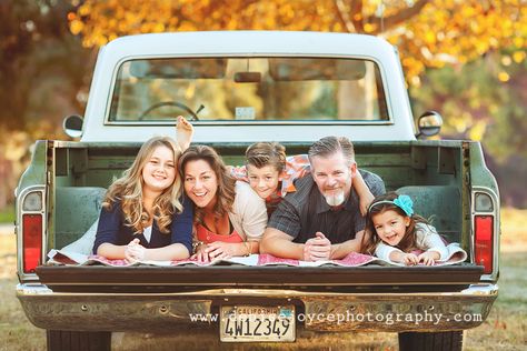 family pictures with old truck - Might have to do this with Jacobs truck in a couple months:) Old Truck Photography, Truck Photography, Fun Family Photos, Kind Photo, Family Portrait Poses, Family Christmas Pictures, Family Picture Poses, Pick Up Truck, Fall Family Pictures