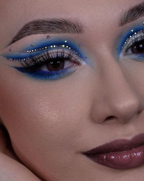 Galaxy Makeup Looks, Foxy Lashes, Cosmic Makeup, Blue Hello Kitty, Makeup Ojos, Blue Makeup Looks, Galaxy Makeup, Rhinestone Makeup, Makeup For Black Skin