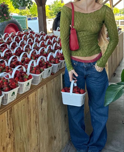 Strawberry Picking Outfit, Cottagecore Green, Strawberry Girl, Blonde Fashion, Cooler Style, Strawberry Picking, Clothes Spring, Pretty Aesthetic, Aesthetic Cottagecore