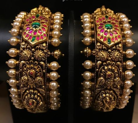 Gold Bangles Indian Design, Jadau Bangles, Light Weight Gold Jewellery, Temple Jewellery Earrings, Gold Bangles Indian, Gold Jhumka, Kundan Jewellery Bridal, Gold Jhumka Earrings, Antique Necklaces Design