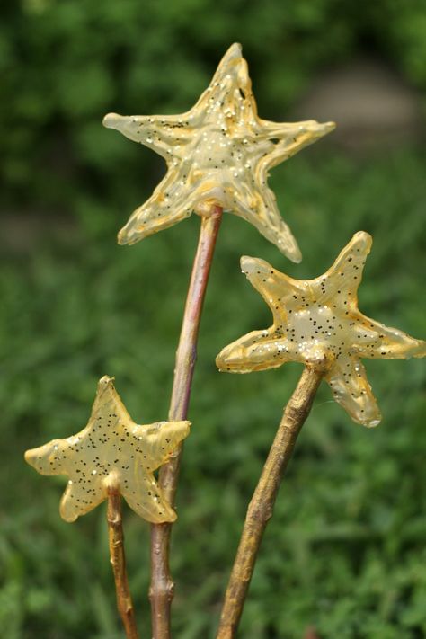 Make simple fairy wands for kids of all ages to enjoy. Sticks and glue are all that you need to start this simple craft for kids! Easy Fairy Craft, How To Make A Fairy Wand, Diy Fairy Wands Kids, Diy Magic Wand Fairies, Nature Fairy Wands Diy, Halloween Crafts Preschool, Halloween Games For Kids, Fairy Wands, Birthday Party Crafts