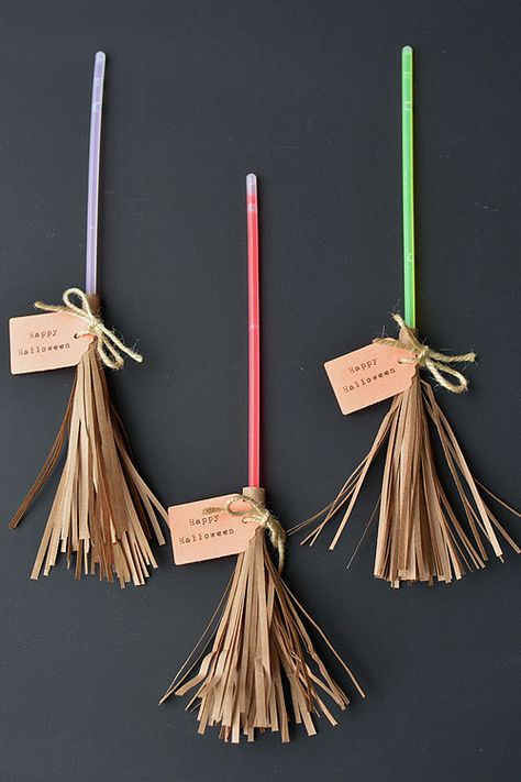 These glow stick broomsticks make a great favour for a Halloween party or even a Harry Potter party. They're cute, whimsical and have tons of character! Childrens Party Games, Cumpleaños Harry Potter, Bricolage Halloween, Harry Potter Theme Party, Anniversaire Harry Potter, Halloween Games For Kids, Halloween Arts And Crafts, Theme Harry Potter, Harry Potter Birthday Party