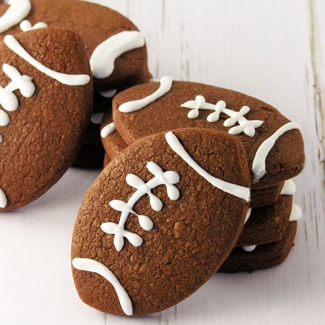 Football Themed Desserts, Sport Cookies, Tailgate Desserts, Chocolate Footballs, Football Treats, Cutout Cookie, Superbowl Desserts, Bday Stuff, Smart Cookies