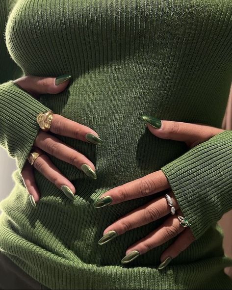 Chrome Nails Christmas, Green Nails Chrome, Nails Inspo 2023, Nails December, Casual Outfit Fall, Nails Thanksgiving, Cool Nails, Nails Chrome, December Nails