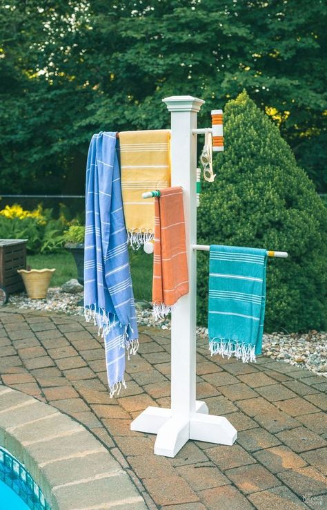 Croquet Mallet Pool Towel Rack. #organizationtips #homeorganization #creativeorganization #interiororganization #outdoororganizationideas Pool Towel Rack Diy, Croquet Mallet, Outdoor Towel Rack, Pool Deck Decorations, Towel Rack Pool, Diy Towel Rack, Pool Hacks, Diy Towels, Garden Wallpaper