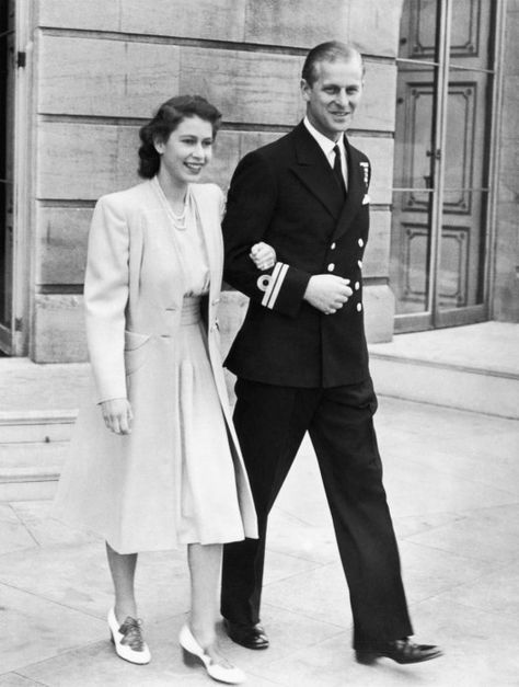 Princess Elizabeth and Lieutenant Philip Mountbatten pictured for the first time after the announcement of their engagement, July 1947. Ratu Elizabeth, Vévodkyně Kate, Prins Philip, Princesa Elizabeth, Young Queen Elizabeth, Rainha Elizabeth Ii, Queen E, Reine Elizabeth Ii, Royal Family England