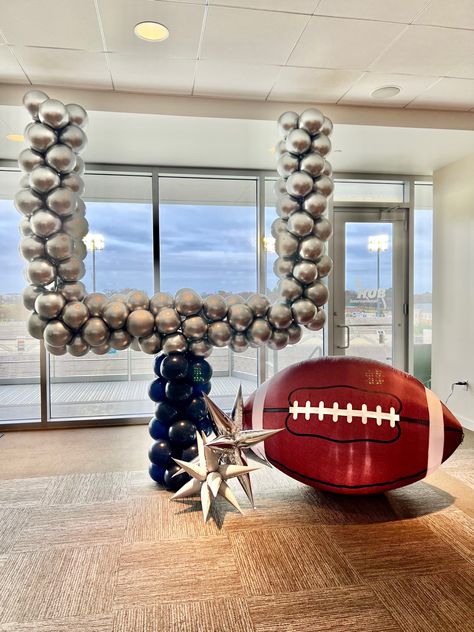 Super Bowl Party Backdrop, Football Game Decorations High School, Homecoming Field Decorations, Super Bowl Backdrop, Super Bowl Balloon Decor, Balloon Goal Post, Football Dinner Decorations, Field Goal Balloon Arch, Football Field Decorations Homecoming