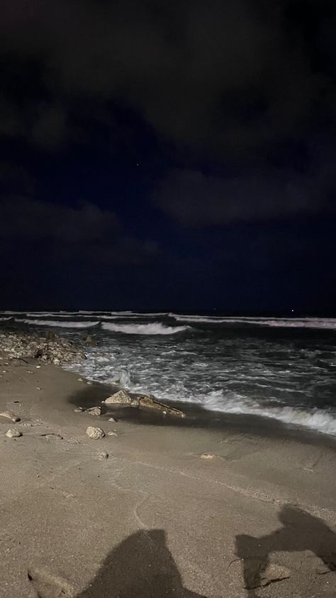 Beach Night Time Aesthetic, Stars Pictures Night, Sea Views Beach, Late Beach Nights, Beach At Night Aesthetic Wallpaper, Beach Fake Photos, Beach At Night Pictures, Stars At Night Aesthetic, Beach At Night Wallpaper