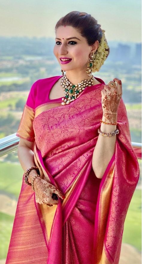 Dark Pink Saree, Red Saree Look, Exclusive Saree Blouse Designs, Traditional Closet, Simple Blouse Design, Indian Bride Saree, Tinkerbell Pictures, Saree Inspiration, South Indian Bride Saree