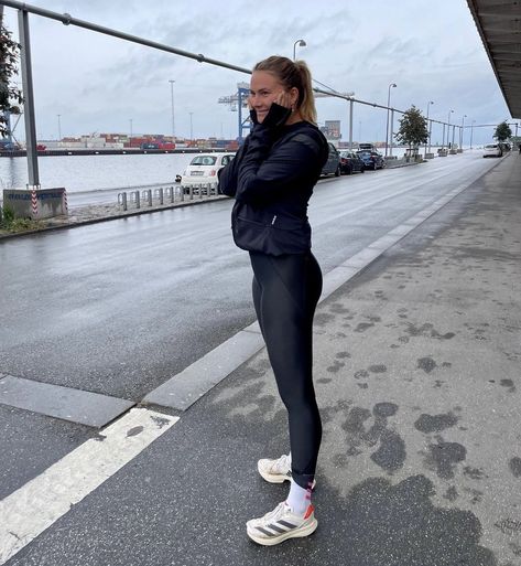 Cute Winter Running Outfit, Running Outfit Spring, Winter Track Outfits, Autumn Running Outfit, Running Winter Aesthetic, Running In Winter Aesthetic, Warm Running Outfits, Running Fits Winter, Winter Running Outfit Aesthetic