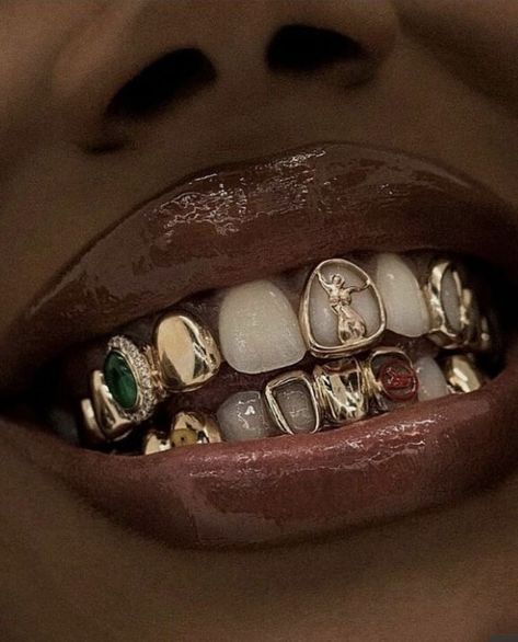 Cochella Outfits, Pretty Teeth, Dope Jewelry Accessories, Grills Teeth, Tooth Gem, Teeth Jewelry, Jewelry Accessories Ideas, Dope Jewelry, Funky Jewelry