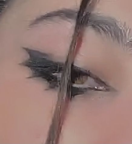 Green eye eyebrow eyelashes hair makeup eyeliner inspo bat wing cat eye winged eyeliner Bay Wing Eyeliner, Bat Wing Liner, Bat Wing Eyeliner Halloween, Undereye Liner, Bat Wings Eyeliner, Bat Eye Makeup, Bat Eyeliner Hooded Eyes, Alt Eyeliner Hooded Eyes, Bat Wing Eyeliner